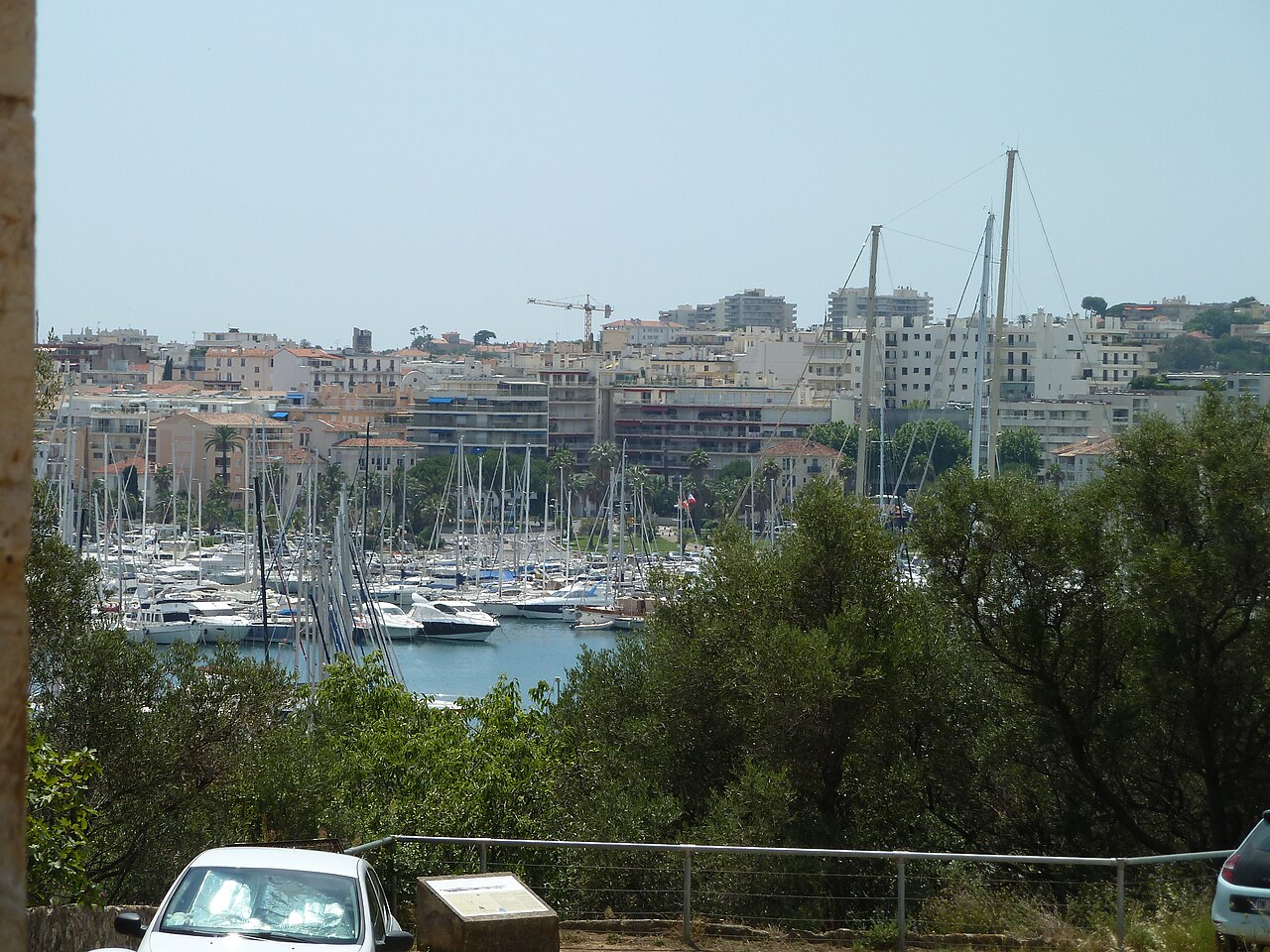 Bassin de Port Vauban, pontons et mâts