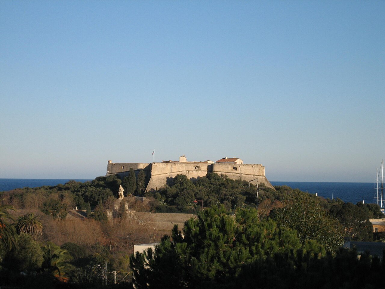 Fort Carré au-dessus du port d’Antibes