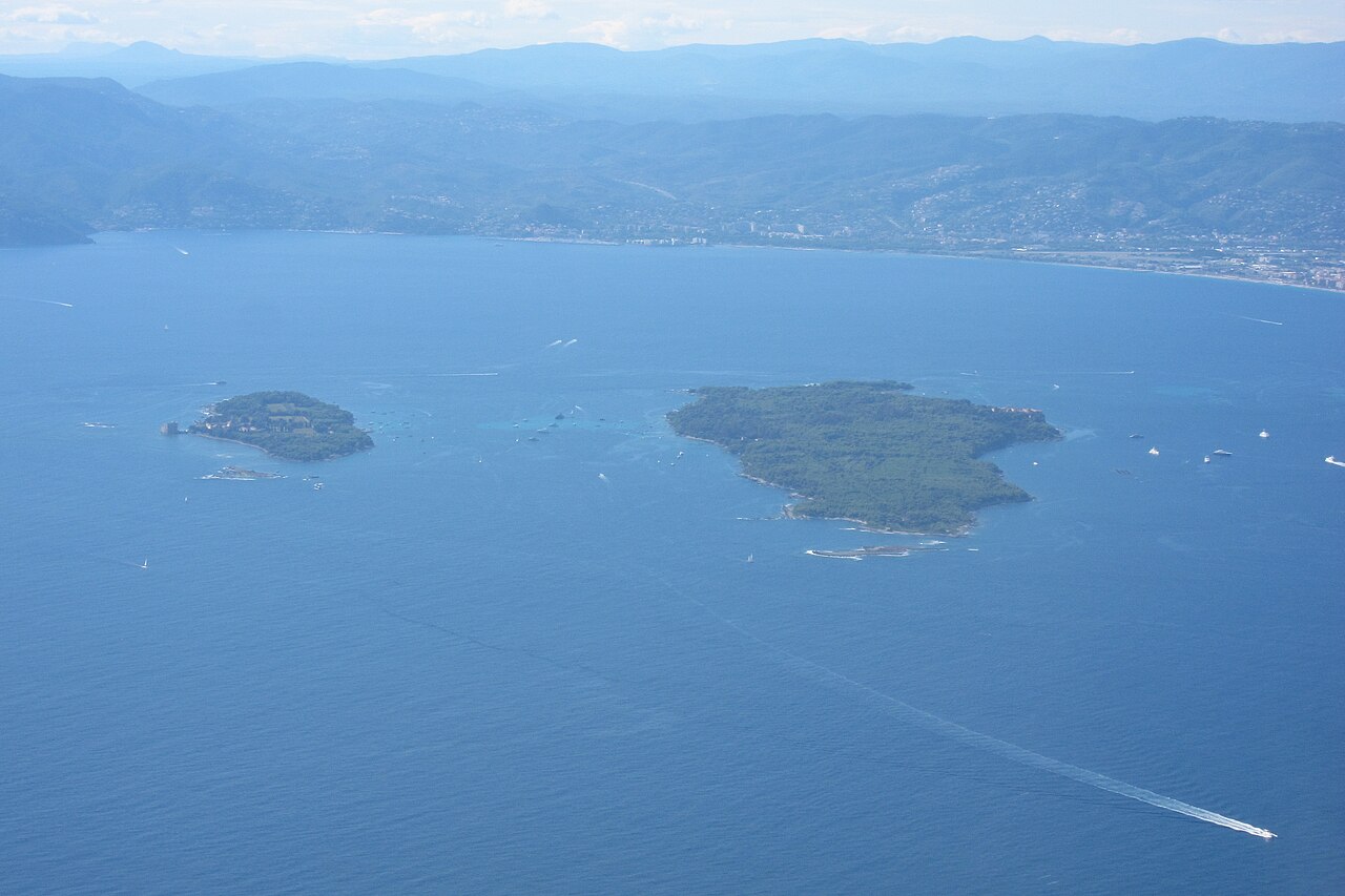 Îles de Lérins vues du ciel, large de Cannes