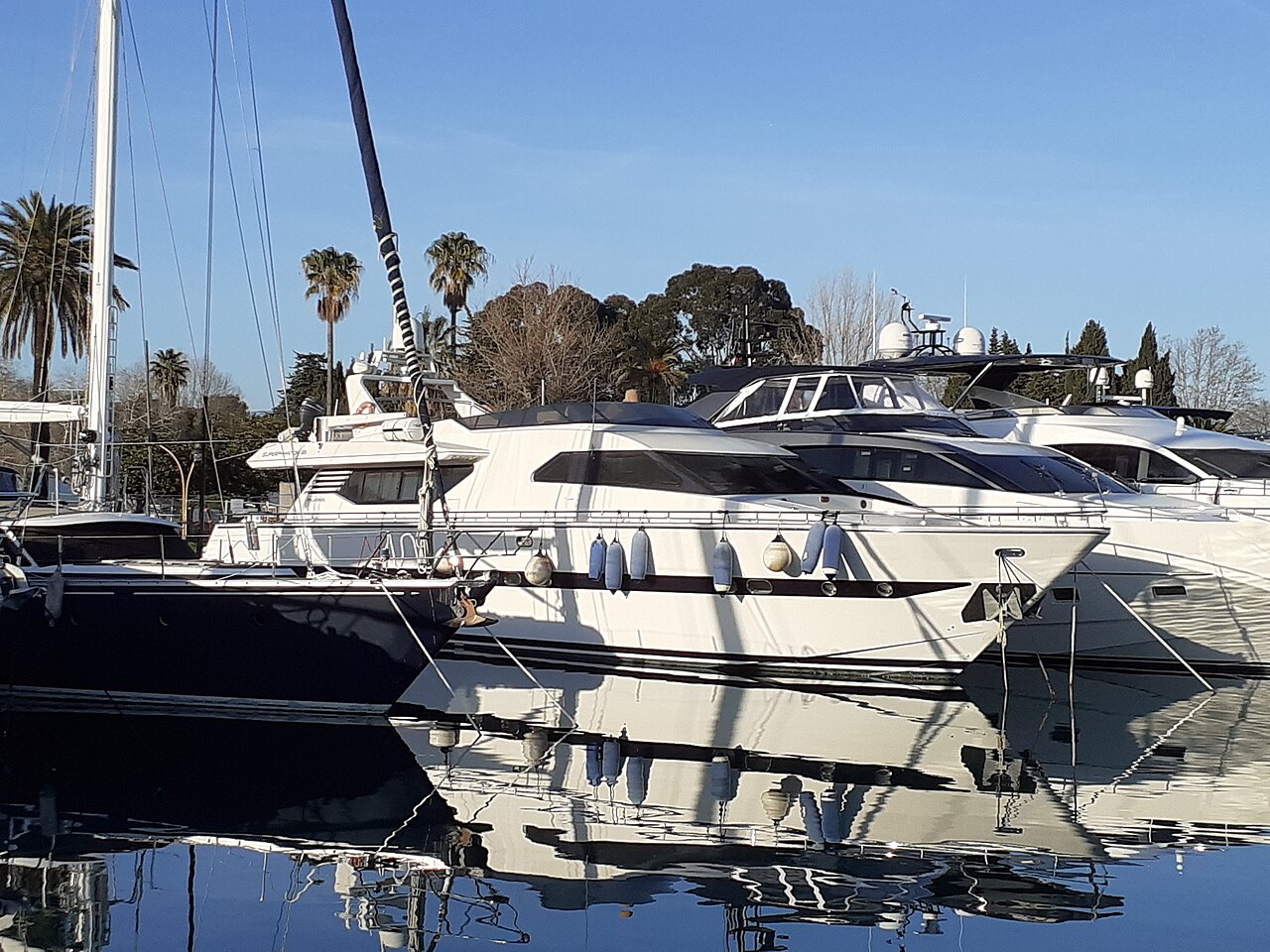 Vedette blanche amarrée à Antibes