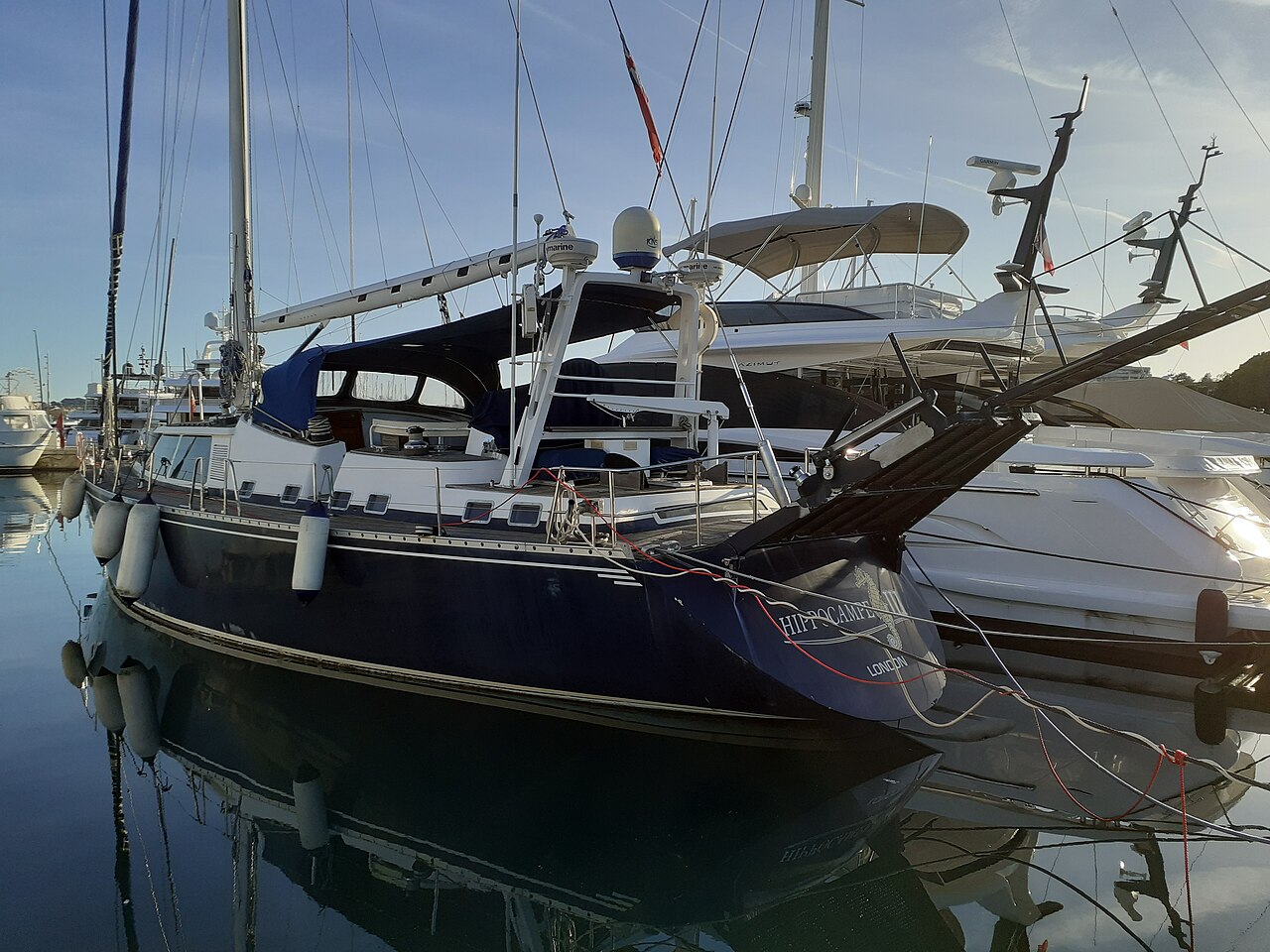 Vedette amarrée à Port Vauban