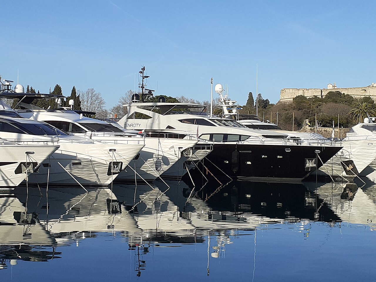 Bateaux le long des pontons de Port Vauban