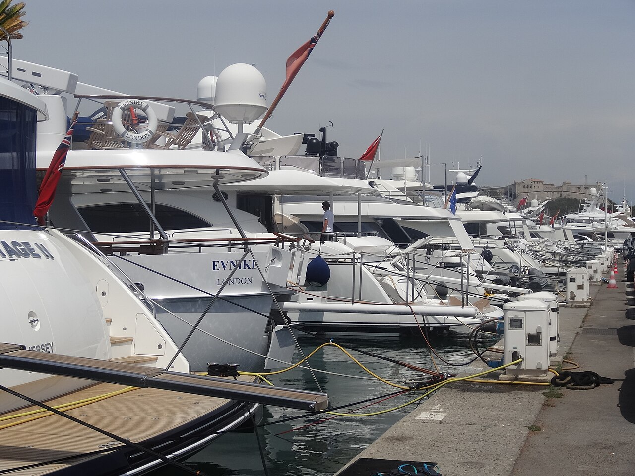 Pontons de Port Vauban vus du quai