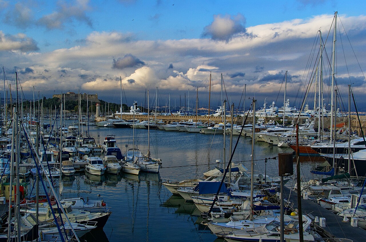 Port Vauban et le Fort Carré vus depuis la promenade d’Antibes
