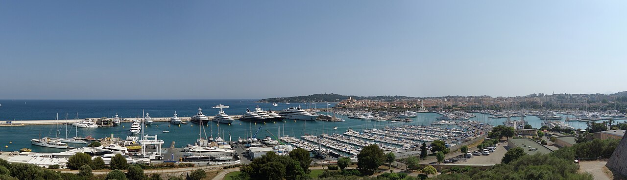 Port Vauban vu depuis le Fort Carré, bande d’eau et de mâts